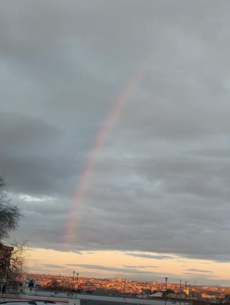 El arco iris vence al día gris en el Cerro del Tío Pío.