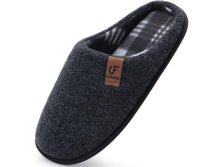 Zapatilla de estar por casa de fieltro oscuro con interior acolchado y diseño ligero y cómodo.