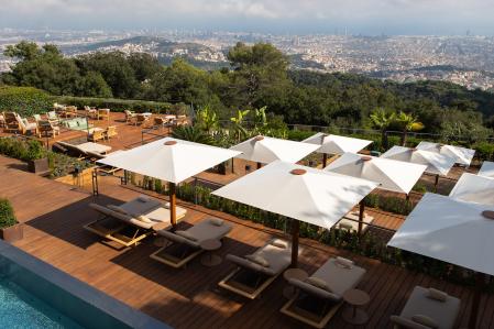 La terraza exterior con vistas a toda Barcelona del hotel METT Barcelona