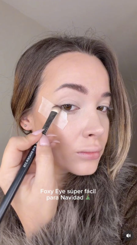 La maquilladora Tina Beauty usa cinta microporo para realizar mejor el maquillaje de ojos