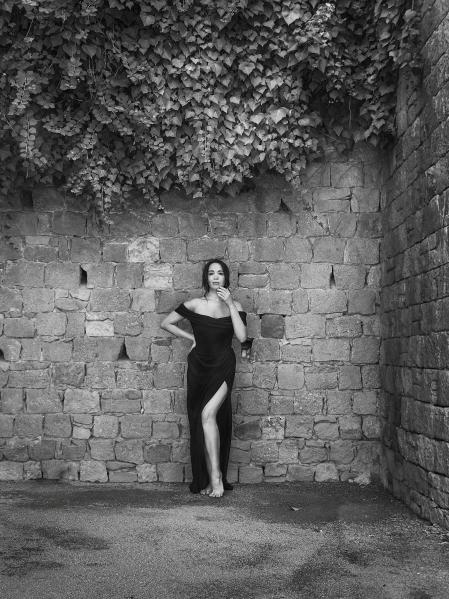 Vestido con escote Bardot con cuerpo tipo corsé y abertura lateral con adorno de Ze García