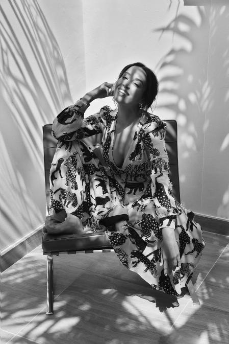 Vestido de seda de Teresa Helbig. Pendientes de oro amarillo de 18 quilates de Joieria Grau