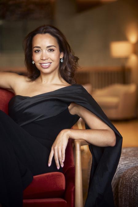 Vestido de Ze García. Pendientes de oro blanco con aguamarinas, diamantes y esmeraldas de Joieria Grau