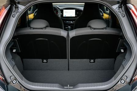 El maletero es reducido, pero puede ampliarse si se abate el respaldo de los asientos traseros&nbsp;