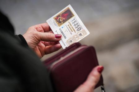 Imagen en Sevilla de las últimas compras de lotería a pocos días para el Sorteo Extraordinario de Navidad, la popularmente conocida como el Gordo de Navidad. A 18 de diciembre de 2025, en Sevilla (Andalucía, España). Según los registros, Sevilla capital ha sido agraciada hasta en 19 ocasiones, siendo el municipio con mayor número de premios gordos a lo largo de la historia del sorteo.
