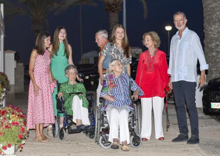 Tatiana Radziwill, en el centro en silla de ruedas, junto a su marido, Jean Fruchaud, los Reyes, la princesa Leonor, la infanta Sofia, la princesa Irene, también en silla de ruedas, el verano de 2024, en Palma