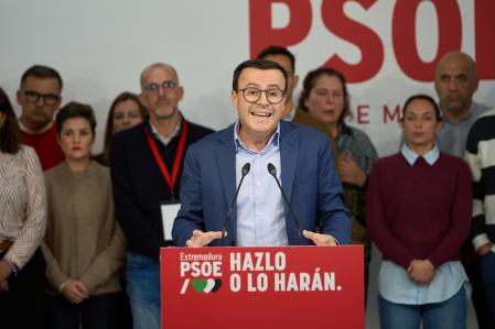 El candidato a la presidencia de Extremadura por el PSOE, Miguel Ángel Gallardo, durante el seguimiento de la noche electoral en la sede autonómica del PSOE, a 21 de diciembre de 2025, en Mérida, Badajoz, Extremadura (España). Alrededor de casi 891.000 extremeños han sido convocados en la jornada de hoy para ejercer su derecho al voto en unos comicios a la Asamblea de Extremadura convocados de forma anticipada por la presidenta María Guardiola tras la ruptura de apoyos parlamentarios y el fracaso en la aprobación de los Presupuestos.