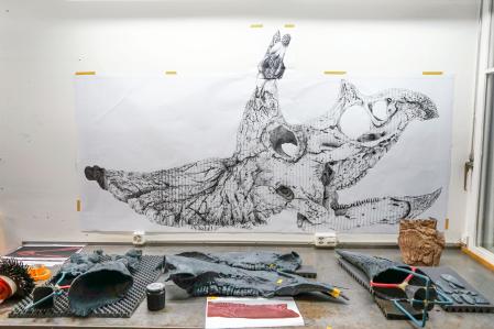 La práctica artística de Villar Rojas combina las técnicas de diseño 3D más avanzadas con la artesanía; en este caso, la fundición de bronce