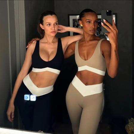 Las modelos Josephine Skriver y Jasmine Tookes con sus conjuntos a juego para practicar deporte
