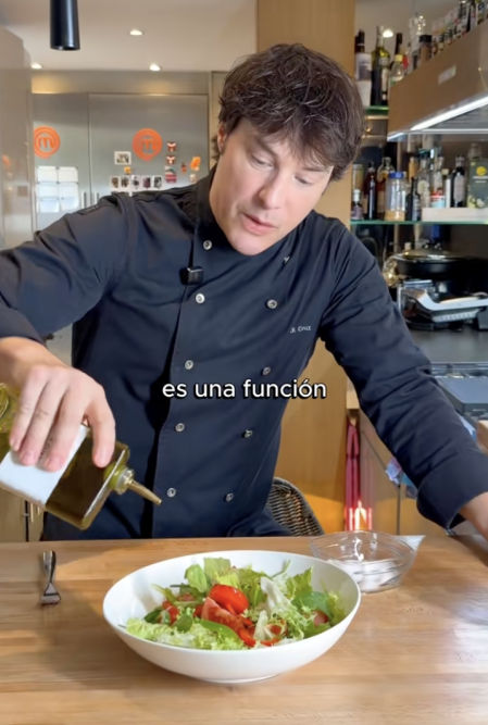 Jordi Cruz aliñando una ensalada