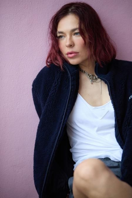 ‘Total look’ de Prada y collares de Justine Clenquet&nbsp;