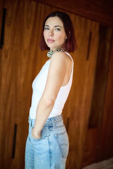 En el estudio “lo difícil es tener sustancia creativa”. Camiseta y vaqueros Levi’s. Collar Durazzi&nbsp;