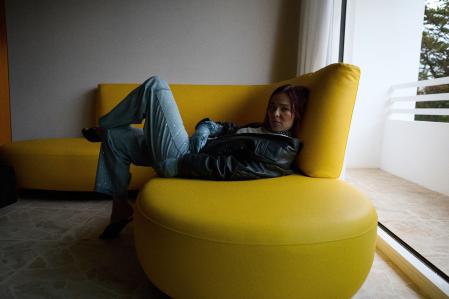 Camiseta de tirantes, vaqueros y chaqueta n.º 21, todo de Levi’s. Collar de Durazzi, zapatos de Fendi y guantes de H&amp;M Studio&nbsp;