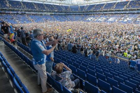 Aficionados del Espanyol, en el estadio de Cornellà, al cierre de la temporada pasada