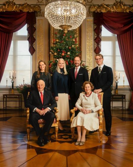 La familia real noruega posa para el christmas sin Marius Borg.