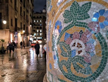 En los alrededores del Palau de la Música Catalana, el modernismo se escapa hacia la calle.