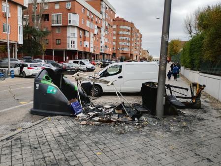En el madrileño barrio de San Pascual, podemos observar la barbarie de un energúmeno pirómano contra unos contenedores.