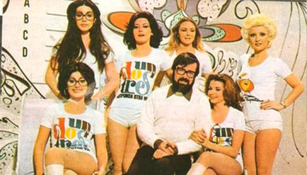 Chicho Ibáñez Serrador, creador del 'Un, dos tres...', rodeado de las azafatas del popular programa de televisión, en una fotografía de archivo. 