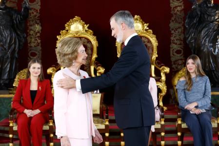 El rey Felipe impone el Toisón de Oro a su madre la reina Sofía, durante el acto de conmemoración del 50 aniversario de restauración de la monarquía