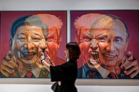 Instalación del artista indonesio Galam Zulkifli, en agosto pasado en Surabaya, en la que recrea los rostros de los presidentes Xi Jinping (izquierda) Vladimir Putin (derecha) y Donald Trump (izquierda y derecha)