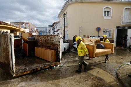 Efectivos de Infoca realizan labores de acondicionamiento de zonas afectadas en la barriada de Los Cardiales en Cártama tras lluvias, a 28 de diciembre de 2025 en Cártama (Málaga, Andalucía, España). 

Este domingo el consejero de Sanidad, Presidencia y Emergencias, Antonio Sanz, ha activado el Plan Infoca para llevar a cabo labores de acondicionamiento en el municipio malagueño de Cártama, una de las localidades más afectadas tras las intensas lluvias. Las precipitaciones registradas desde este pasado sábado y la madrugada de este domingo ha dejado, entre otros, la crecida del río Guadalhorce a su paso por Cártama (Málaga), que ha alcanzado su máximo histórico de 5,80 metros. El temporal ha dejado ya un total de 339 incidencias en Andalucía, siendo 304 de ellas en la provincia de Málaga.