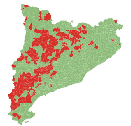 Mapa municipal de Cataluña con los municipios que han ganado población (verde) o que la han perdido (rojo) entre el año 2000 y 2025