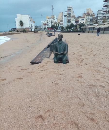 La escultura a Carles Faust, en Blanes, ha quedado enterada hasta las rodillas.