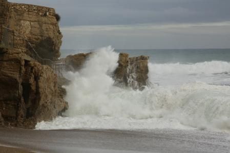 Las olas chocan contra las rocas en Begur