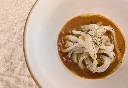 La mesa de la cocina de Silvia Facal es una exposición de producto de temporada