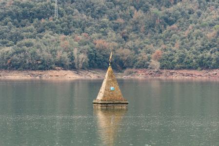 La punta del campanario de la iglesia de Sant Romà de Sau emerge a duras penas sobre las aguas