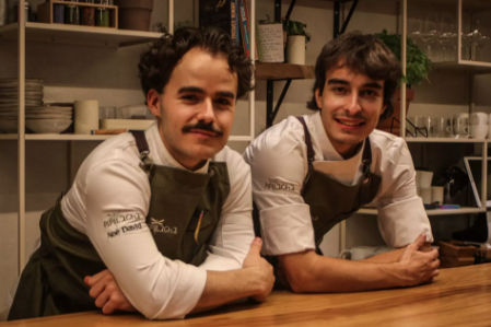 Noé, de 21 años, y Aran, de 24, dos socios que acaban de levantar la persiana del Pipilacha