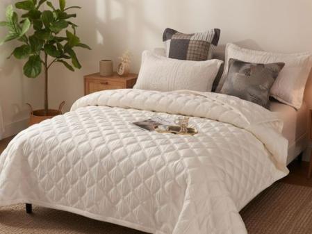 SHANNA Set de Colcha 3 Piezas: edredón Grueso de Microfibra Ultra Suave para Todo el año, 220x240 cm, con 2 Fundas de Almohada 50x70 cm para Camas tamaño King (Blanco Roto-B)