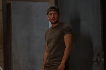 Danny Ramirez como Manny.