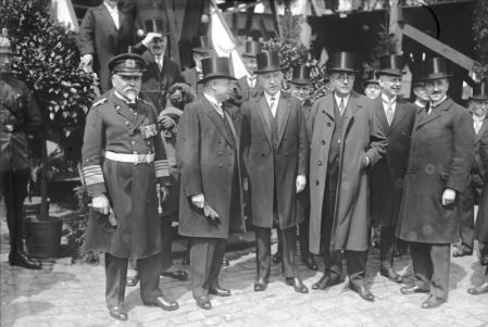 Adenauer (en el centro, con la mano izquierda visible) durante un acto en Colonia en 1928