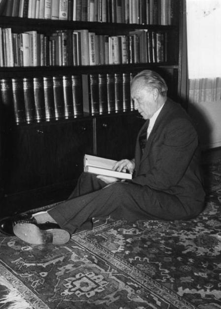 Adenauer, leyendo en el año 1951
