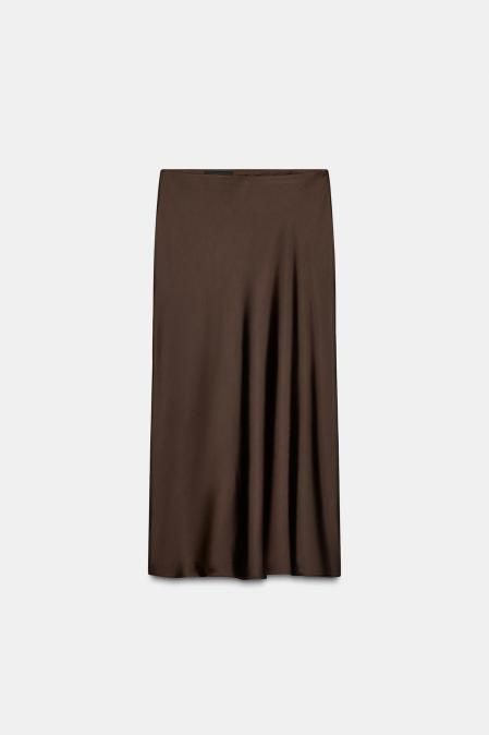 Falda satinada de Zara (22,95 euros)