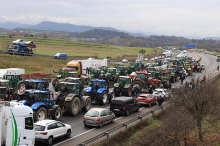 Tractorada en su paso por la C-17 en Gurb, Osona.