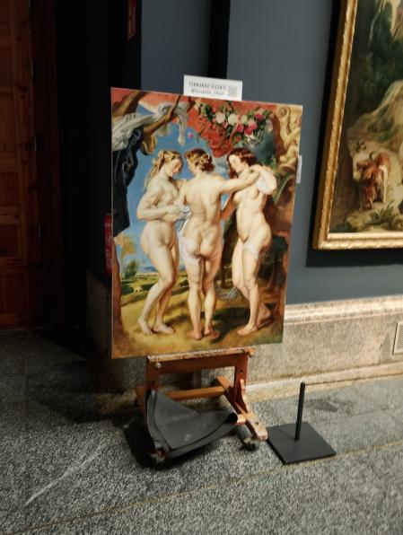 En el Museo del Prado, una copia del cuadro de 'Las tres gracias' de Rubens parece aparcado en un rincón.