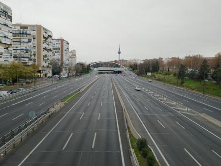 La solitaria M-30 madrileña a primera hora del día de Navidad.