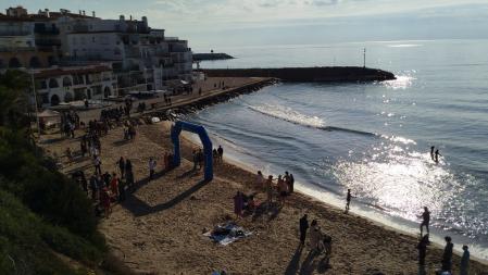Primer baño del año en Roda de Berà.