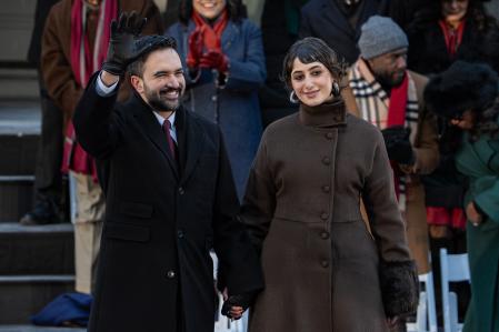 Zohran Mamdani i la seva esposa Rama Duwaji després de la seva cerimònia d'investidura com a alcalde en l'Ajuntament de Nova York