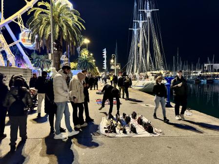 Estos días alrededor de una quincena de vendedores se concentran en estos muelles