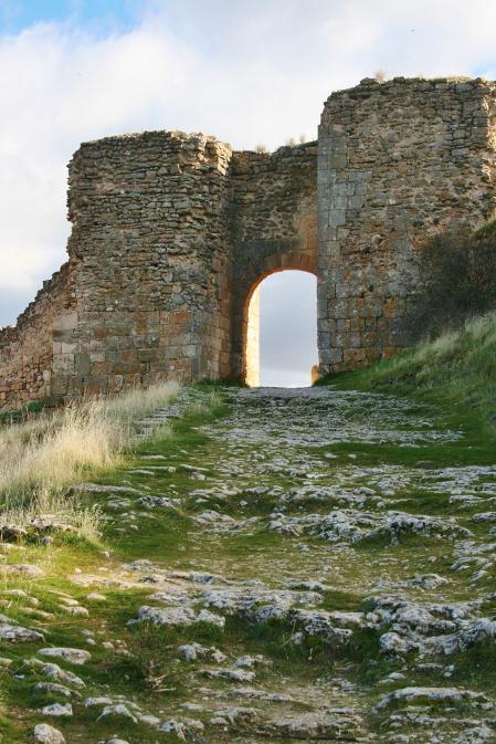 La puerta de la Fuerza abre paso a la calzada romana que lleva a la ruta circular de Sepúlveda