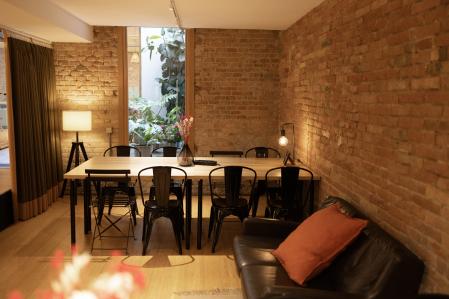 Área de descanso del coworking, diseñada para ofrecer comodidad en momentos de pausa