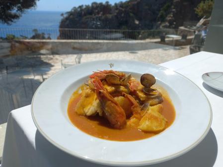 Suquet de cola de rape con patatas rojas y gambas&nbsp;