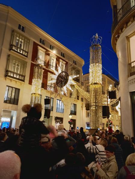 Una multitud observa las luces de la Calle Marqués de Larios.