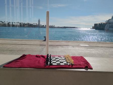 Una partida de ajedrez en el puerto de Málaga.