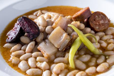 Judías de El Barco guisadas con su acompañamiento&nbsp;