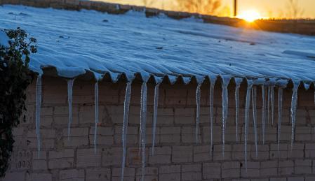 Con el Pirineo lleno de nieve de telón de fondo, heladas y carámbanos a -7º en Sant Bartomeu del Grau.