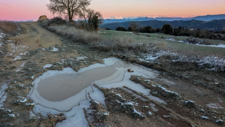 Con el Pirineo lleno de nieve de telón de fondo, heladas y carámbanos a -7º en Sant Bartomeu del Grau.